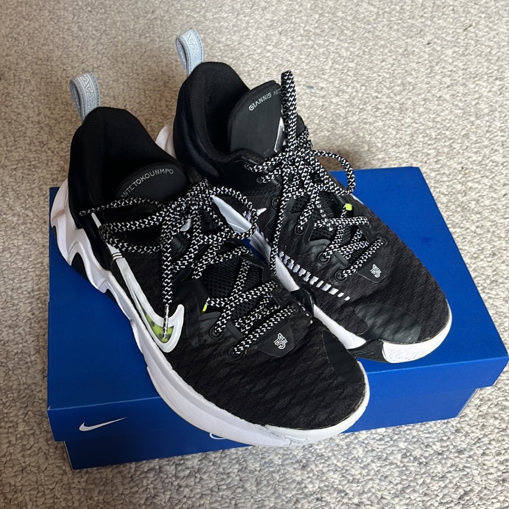Nike Giannis immortality• black/white• Mens size 7• women’s size 8.5